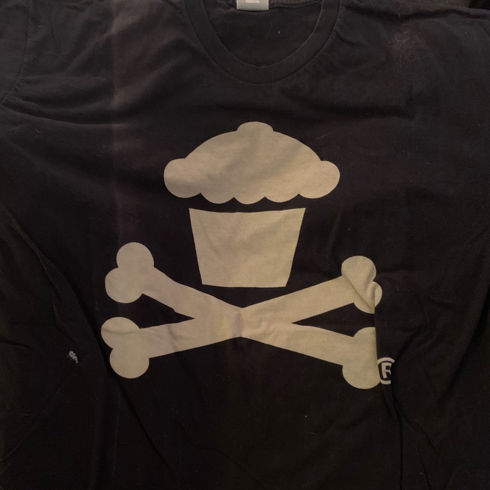 XL Johnny Cupcakes shirt